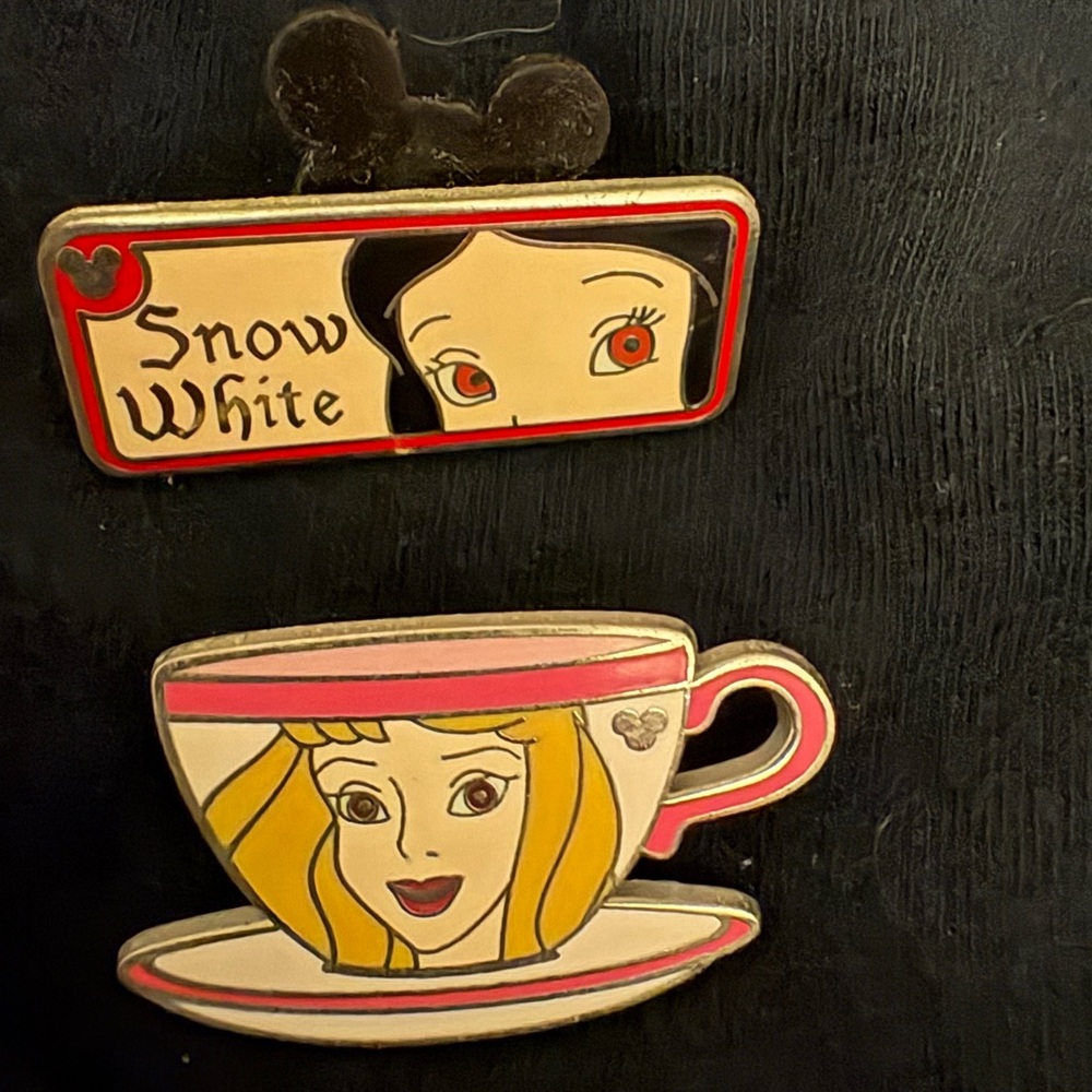 Disney Trading Pin - Snow White and Aurora Teacup Hidden Mickey Pins